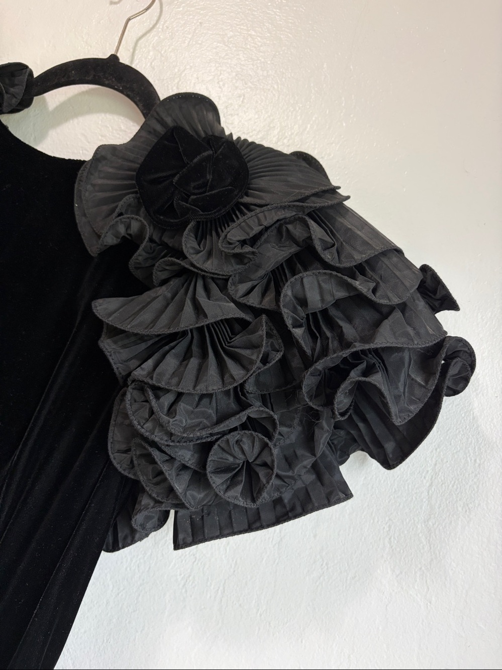 Velvet column dress dramatic shoulders morticia Adam’s gothic dramatic 1980s - Picture 3 of 10